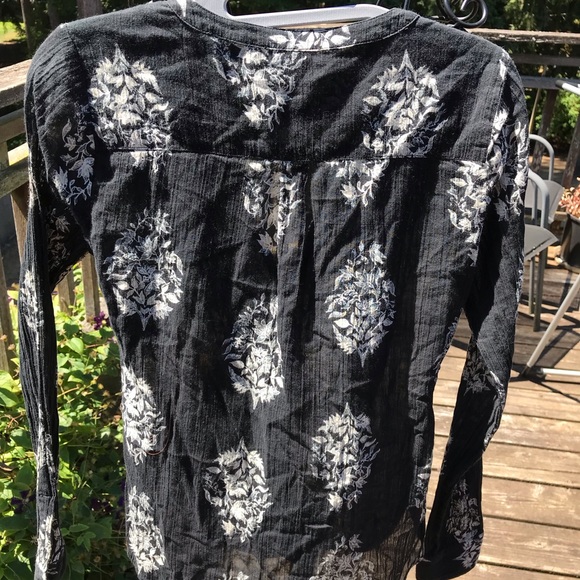 🌸 VGUC LUCKY Brand Top Sz XS Black Floral Long Sleeve Button Front Tie Cotton - Picture 5 of 8